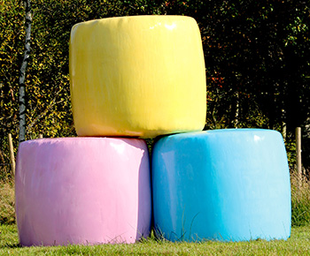 Farbige Siloballen der Pink Ribbon Aktion